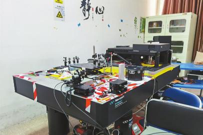 China's first terahertz-band near-field microscopy system in the laboratory. Photo by Xu Lisha, Sichuan Daily